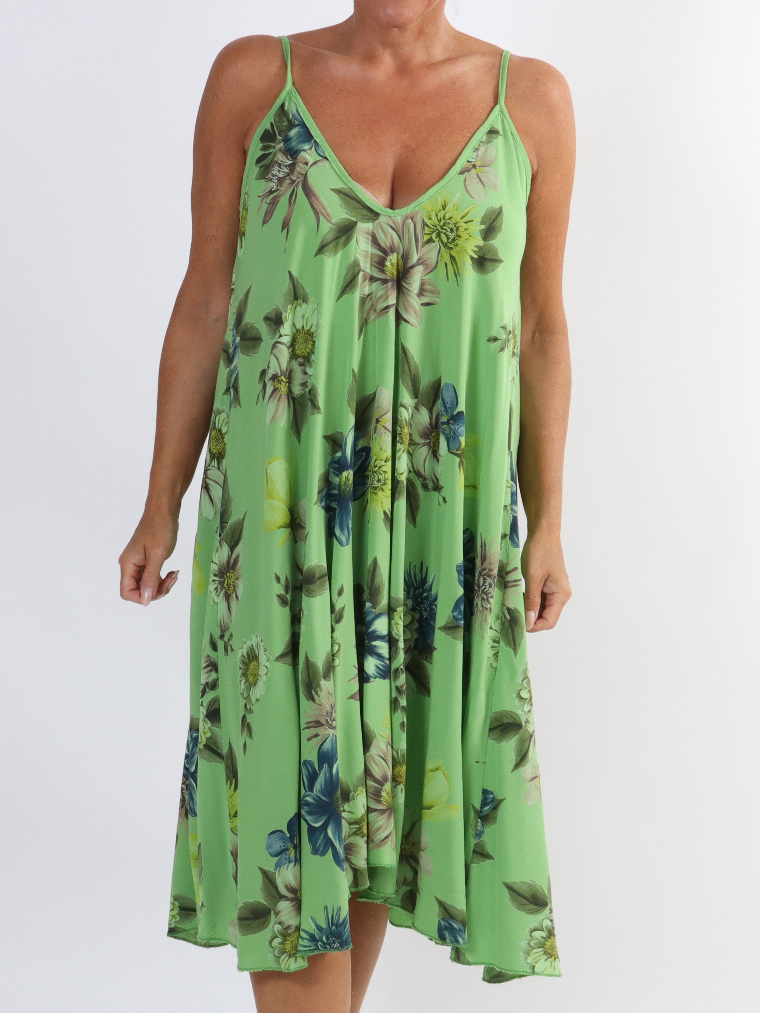 Maddie Flower - Sød plus size stropkjole med blomstermotiver